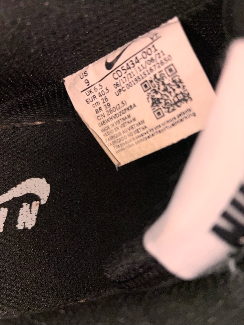 Nike Black Sneakers with White Swoosh - Picture 16 of 16